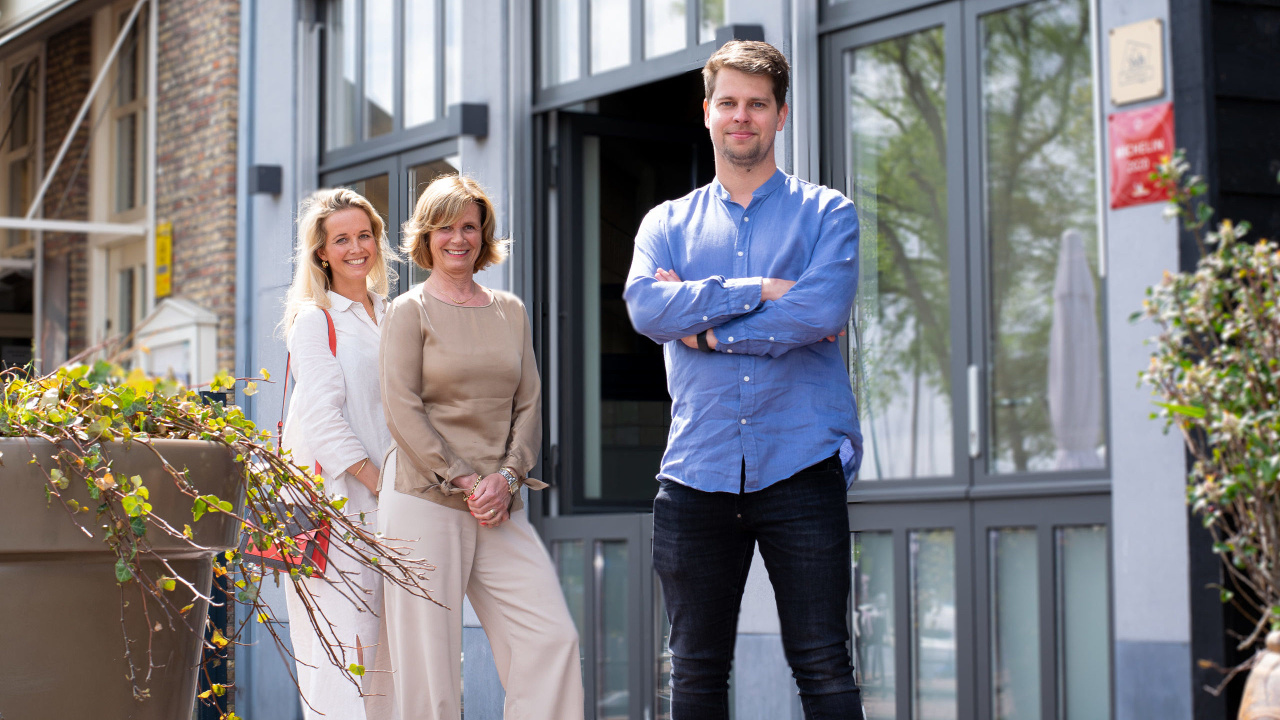 v.l.n.r.: Rebecca en Deborah Rive met de nieuwe ondernemer Robin Blaauw
Foto: Mitch Blaauw