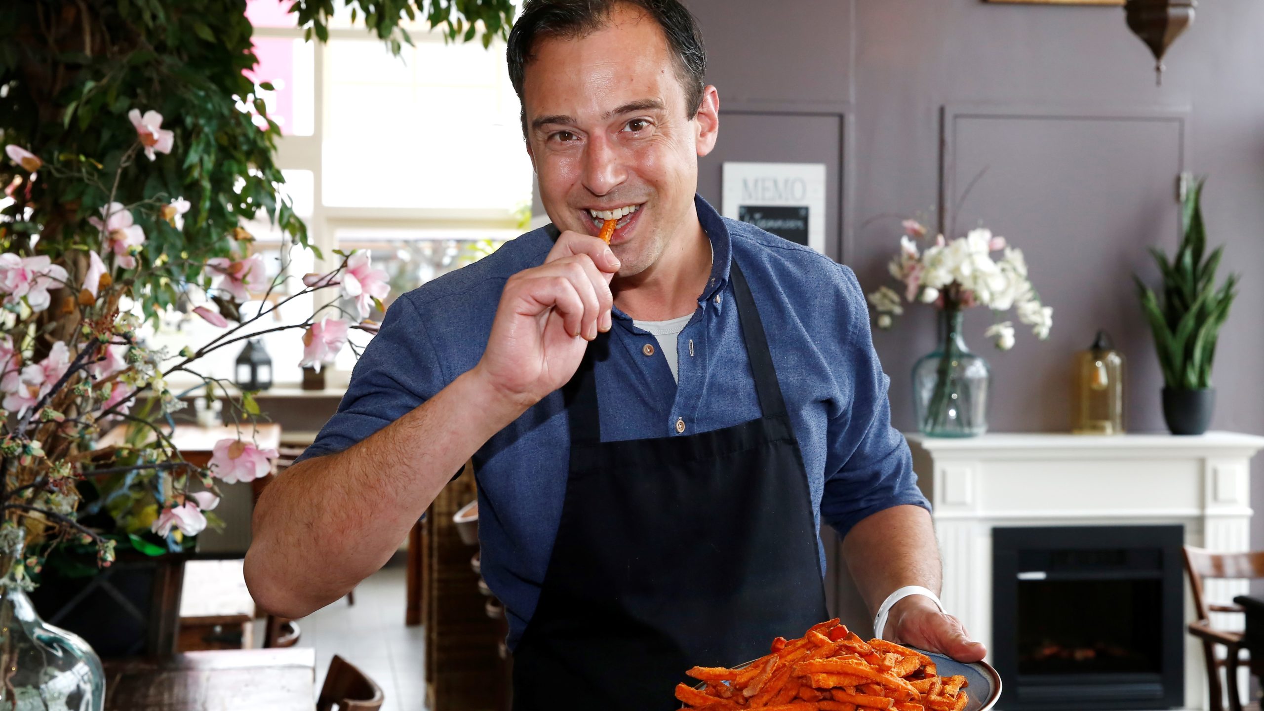 Vincent Oud, AnyTyme Snack en Dine in Lelystad serveert sinds 2 jaar zoete-aardappelfriet.