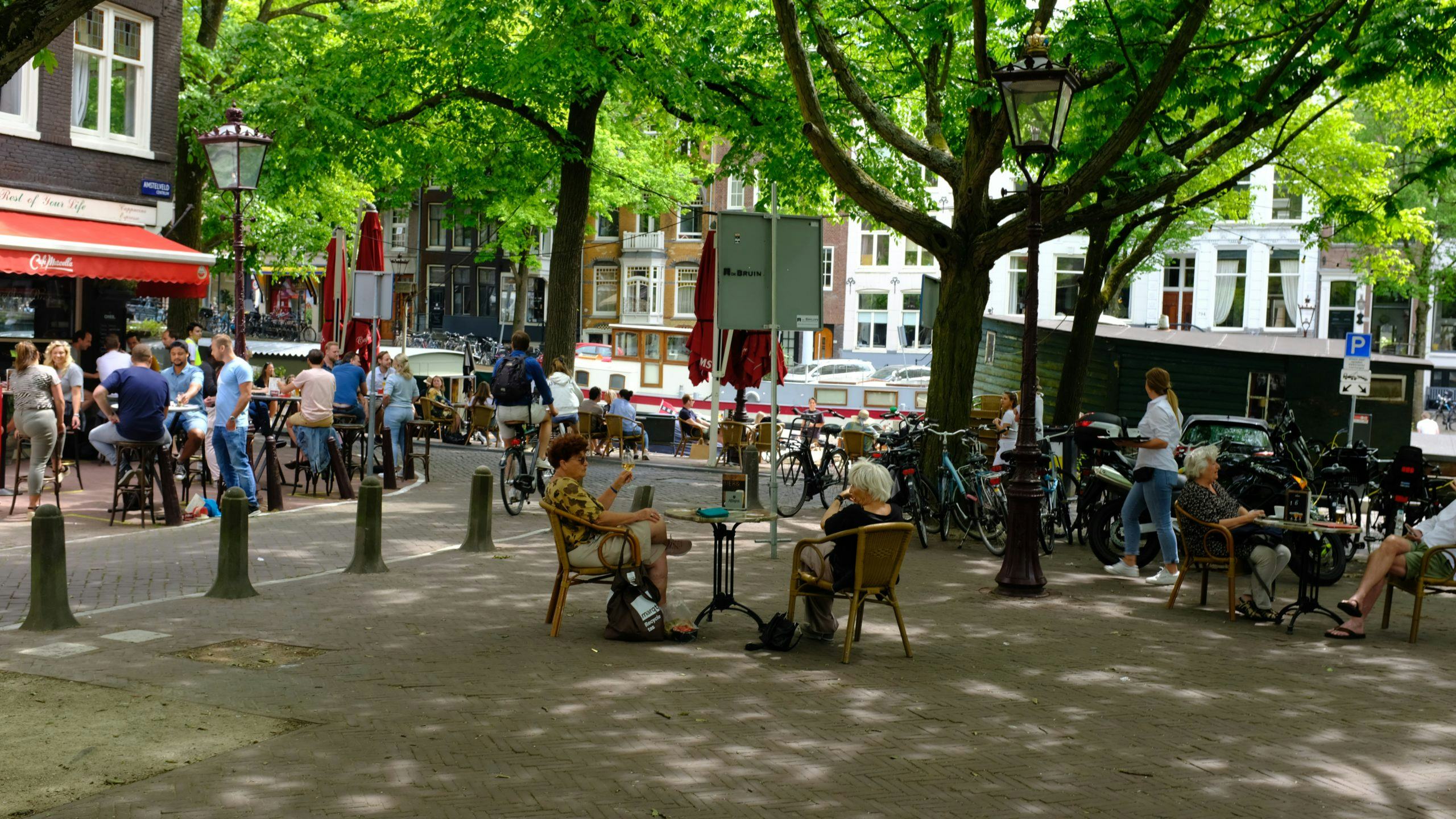 Verruimd terras in Amsterdam, juni 2020.