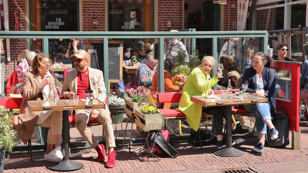 KHN: verruimde openingstijd terrassen horeca verloopt goed