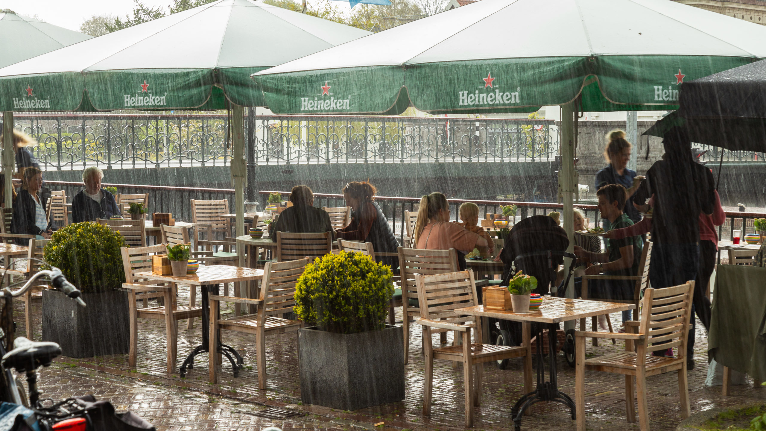 Slecht terrasweer: horeca houdt deuren dicht, of pronkt met overkapping