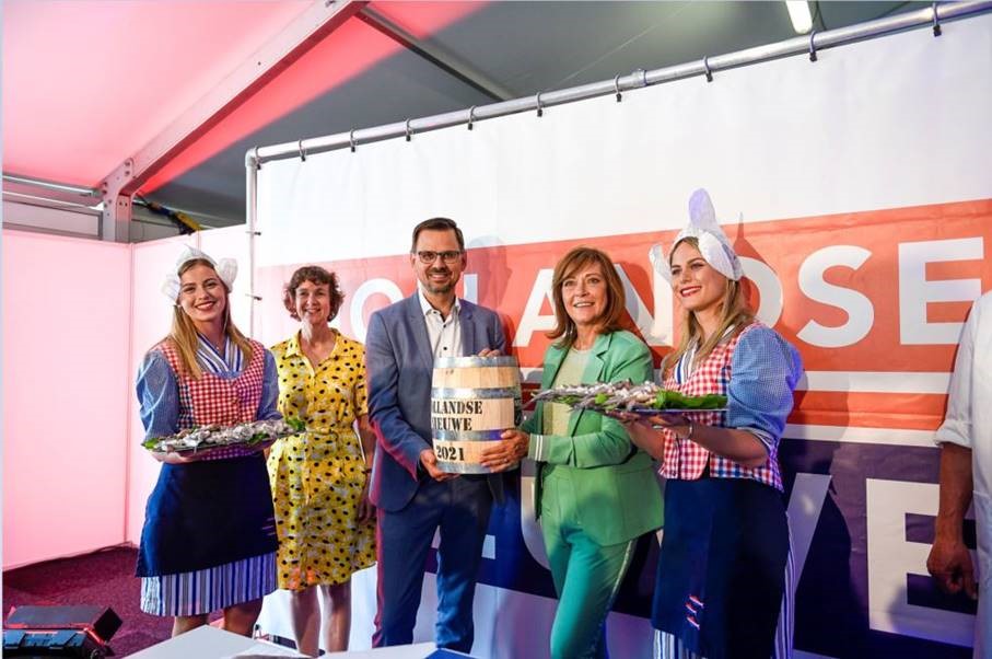 Eerste vaatje Hollandse Nieuwe naar vaccinatiemedewerkers GGD