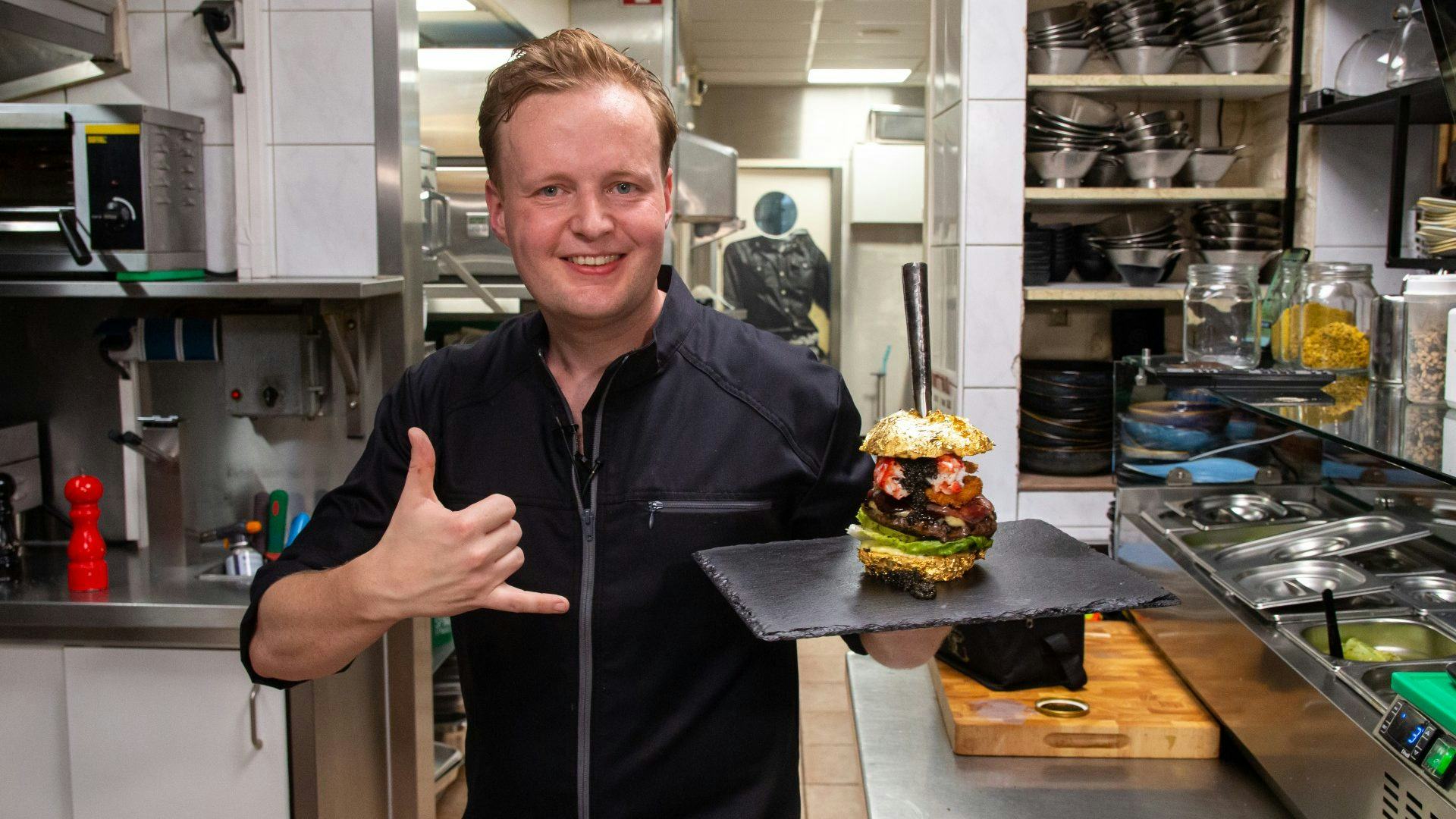 Robbert Jan de Veen met de duurste hamburger. Foto-credits: Marco van Davenhorst