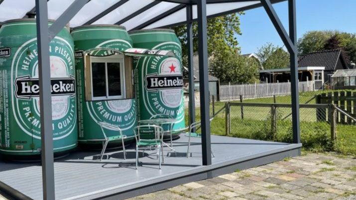 Sixpack bier geopend voor overnachtingen