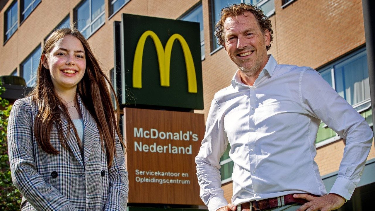 Scholier Michelle Eelman loopt mee met managing director McDonald's