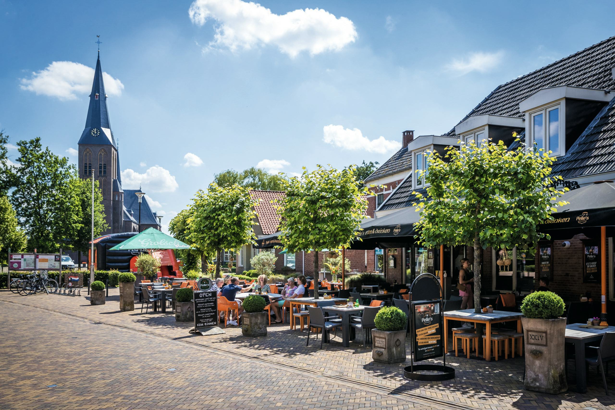 Het terras van Pelle's in Deurningen.