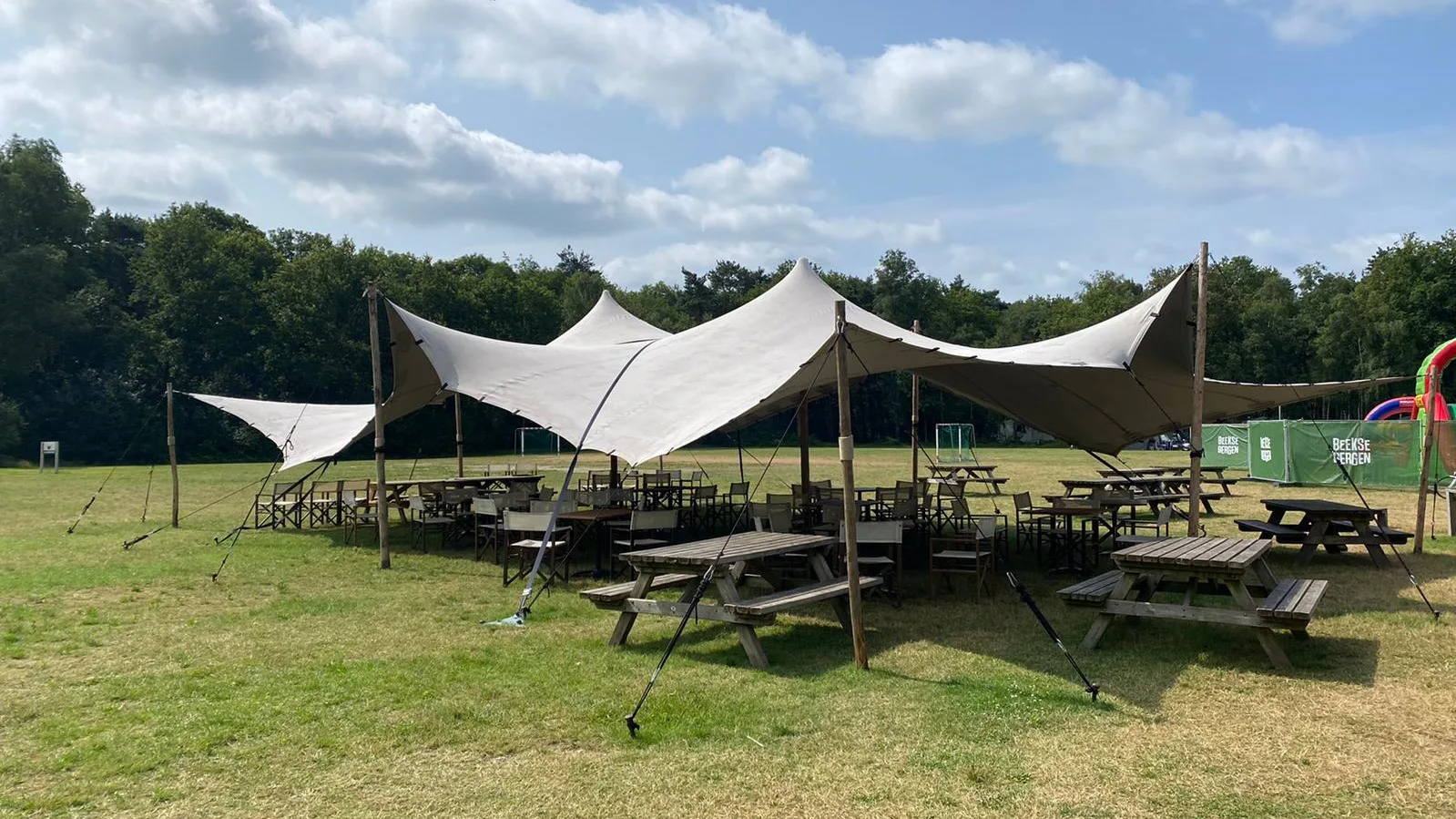 Het pop-up terras bij de springkussens.