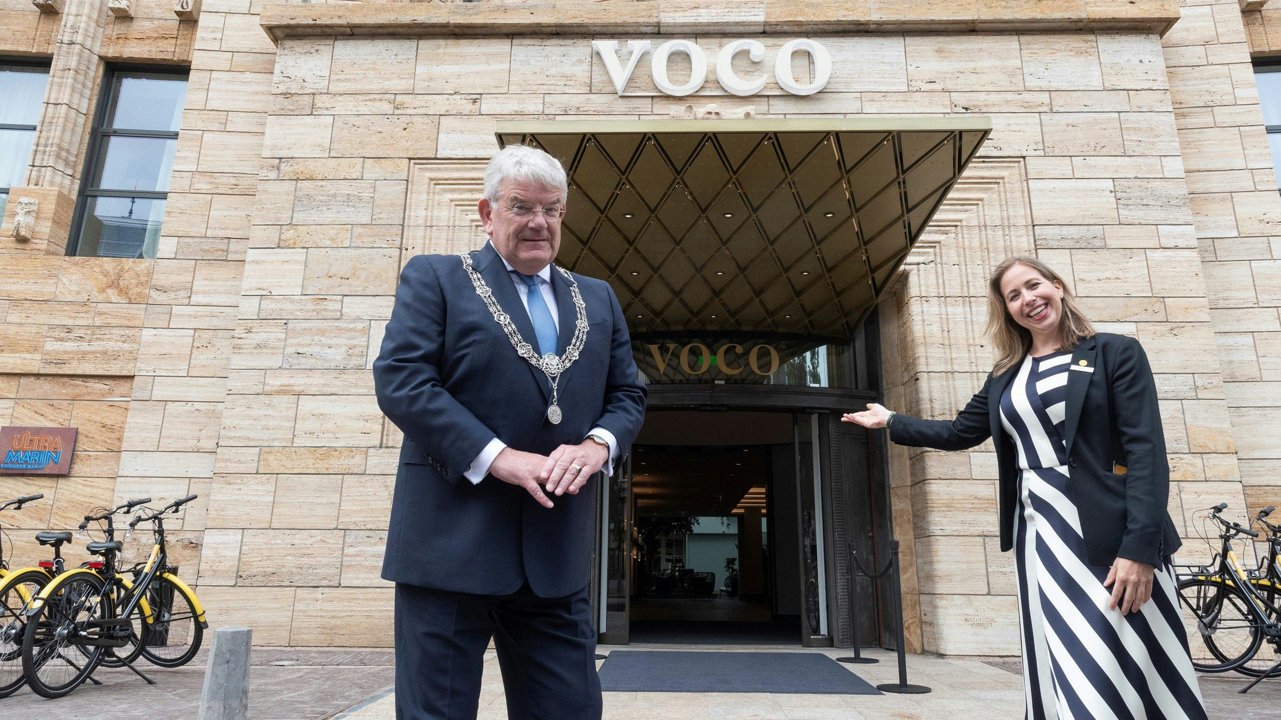 Burgemeester Jan van Zanen van Den Haag en general manager Inge van Weert openen voco The Hague - Rene Oudshoorn