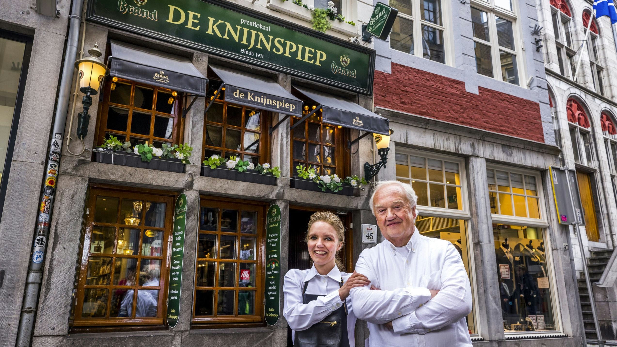Melanie en Theo Hentzepeter, voor hun café De Knijnspiep.
(c) Marcel van Hoorn