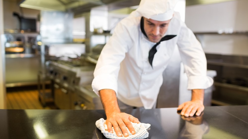 Felle discussie over het poetsen van de keuken na een lange werkdag