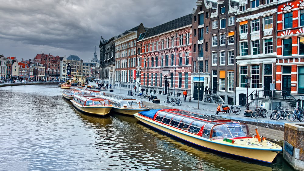 Amsterdam schroeft coronahandhaving in horeca op