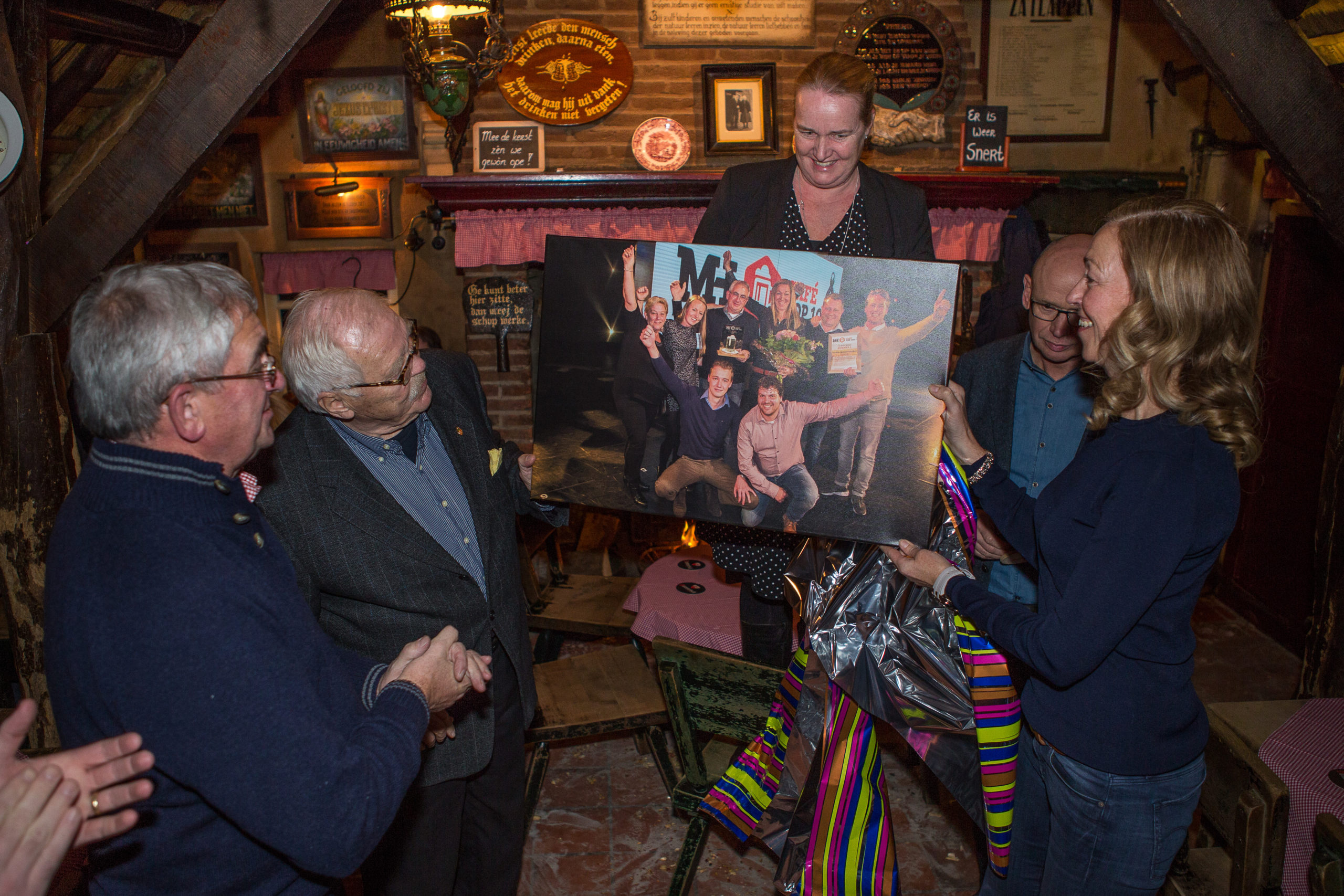 Marjon Prummel Hoofredacteur Misset Horeca overhandigt het cadeau aan Eigenaar Ad de Bruyn