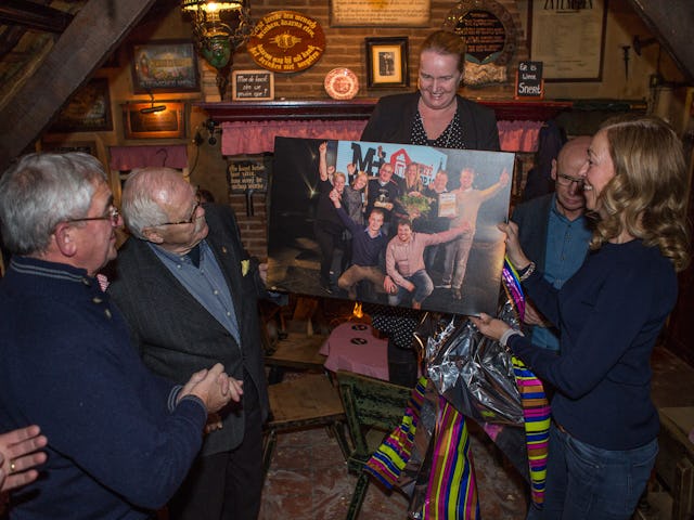 Marjon Prummel Hoofredacteur Misset Horeca overhandigt het cadeau aan Eigenaar Ad de Bruyn