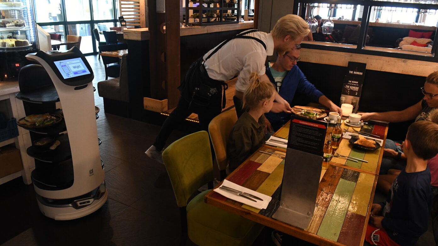 The Hangar in Teuge zet robot in voor bediening