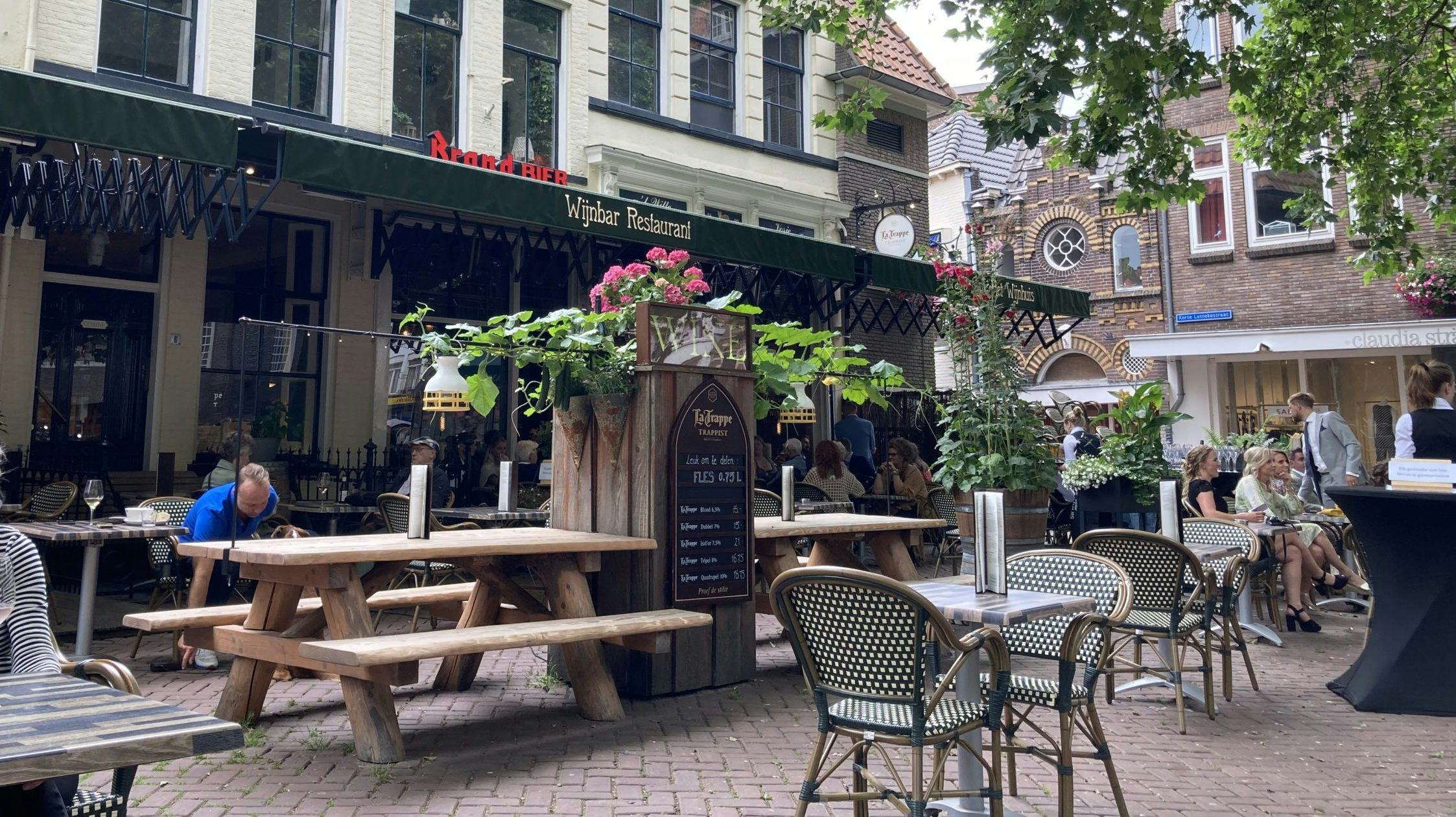 Het Wijnhuis Zwolle zet security in op het terras: 'voor de rust'