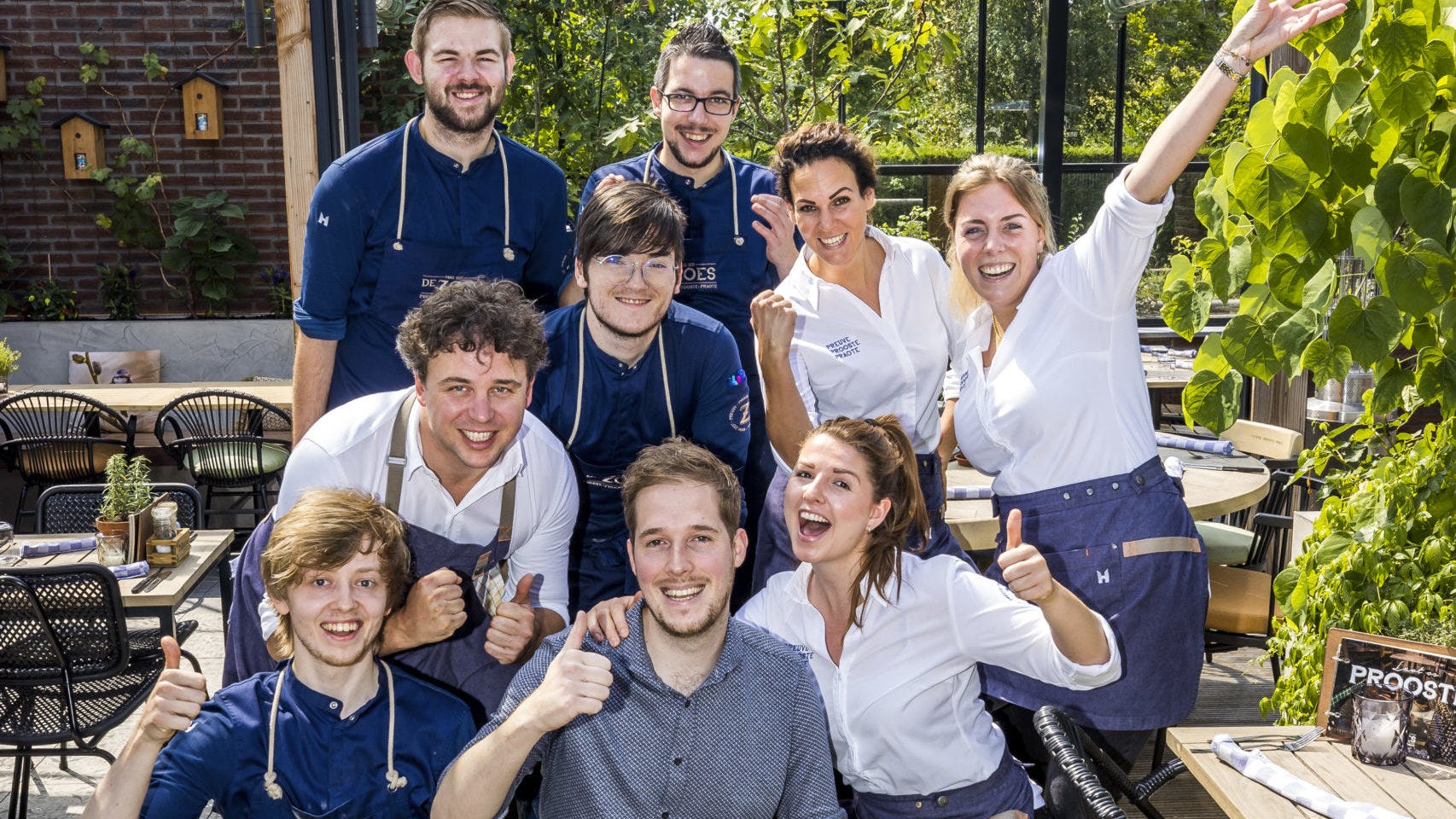 Frank van Meegen, midden-onder, tussen een deel van zijn team.
(c) Marcel van Hoorn