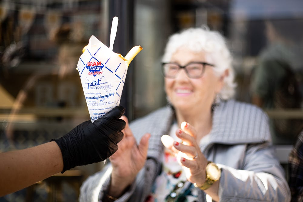 Gratis patatje Bram Ladage voor eenzame ouderen