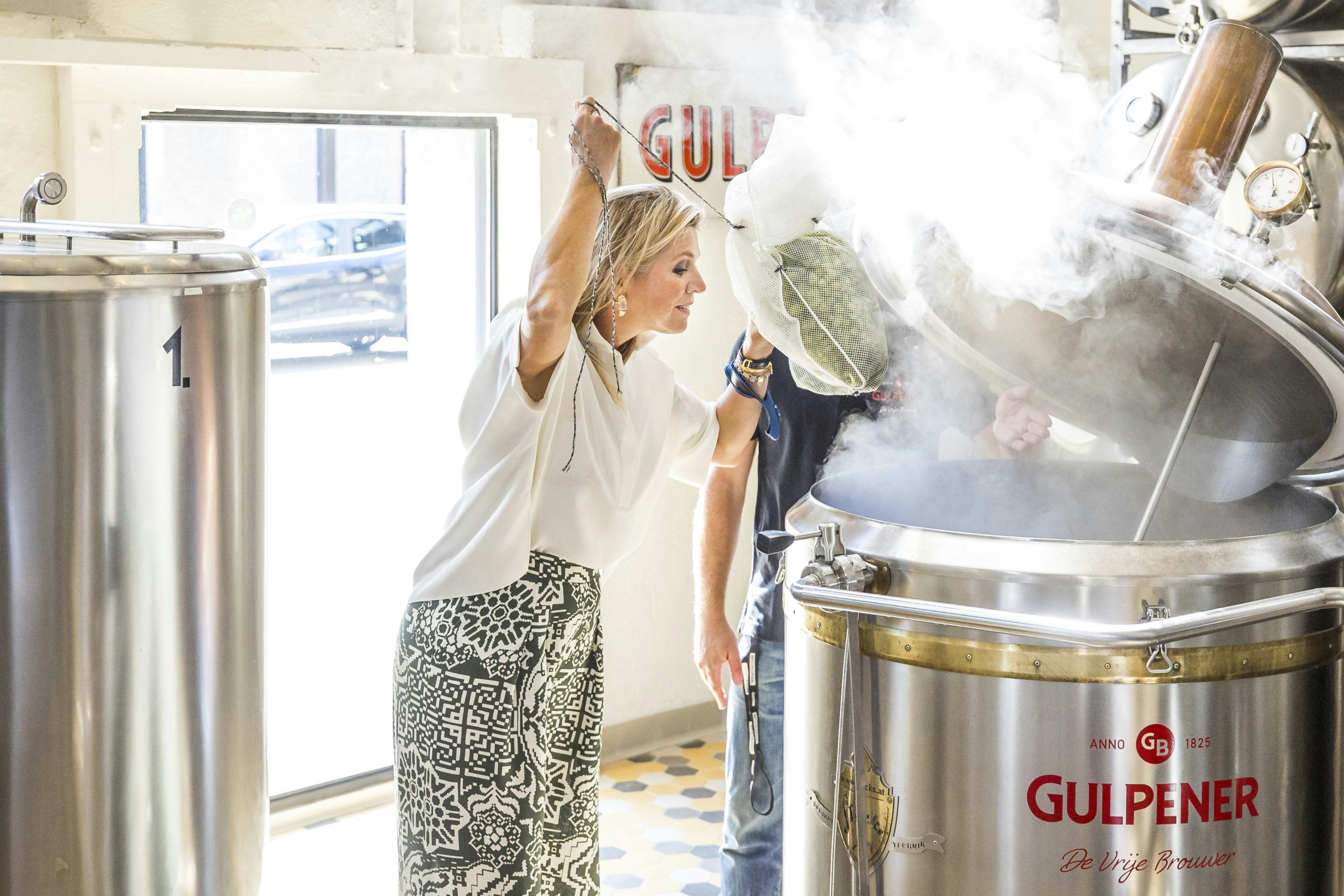 Koning Maxima bezoekt hopvelden en brouwerij Gulpener