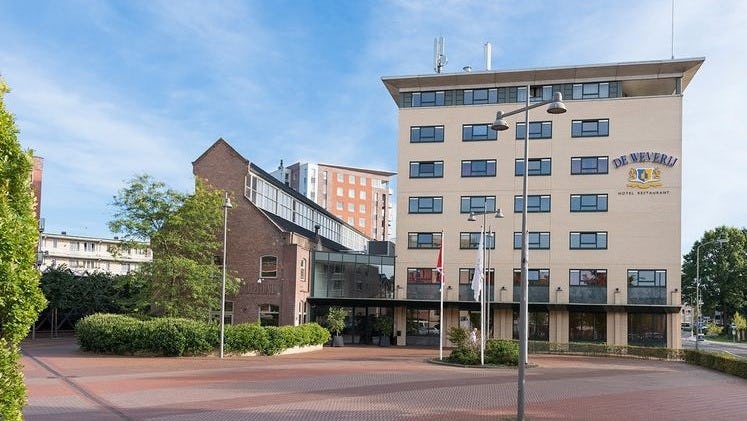 Links onder de sheddaken de hotelkamers, rechts wordt ingezet met woon-zorg functie.