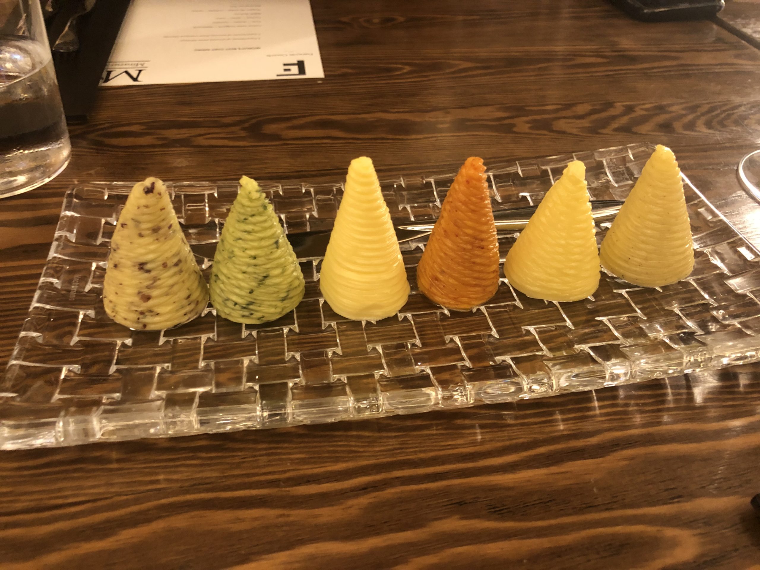 Bij het zelfgemaakte zuurdesembrood wordt geserveerd met zes(!) verschillende boters. 