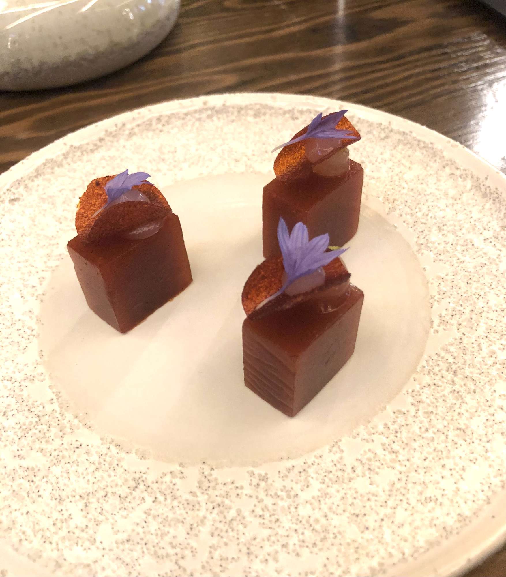 Amuse van Mauro Colagreco: gel van 'pink pepper'