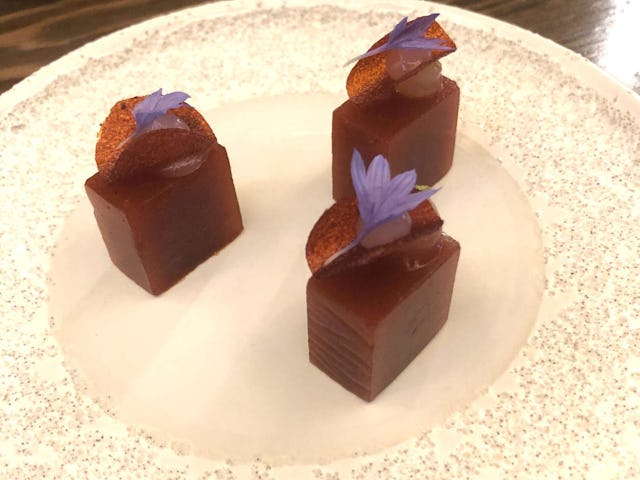 Amuse van Mauro Colagreco: gel van 'pink pepper'