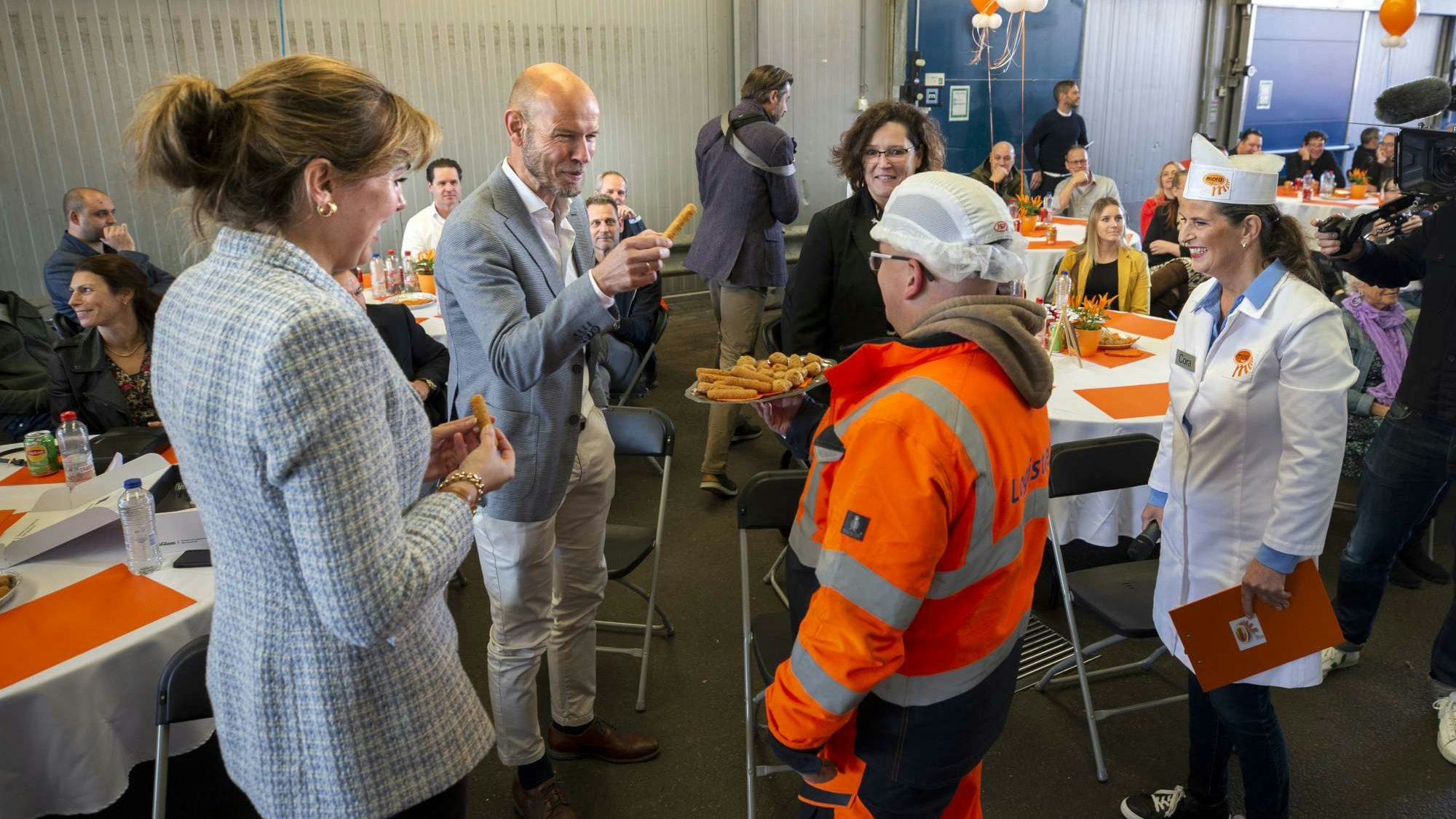 Cora van Mora opent met onder meer enkele directieleden van Van Geloven (CEO Jan Aaltzen Linde, en fabrieksdirecteur Madelon Hermes midden op foto) de nieuwe fabriekshal.