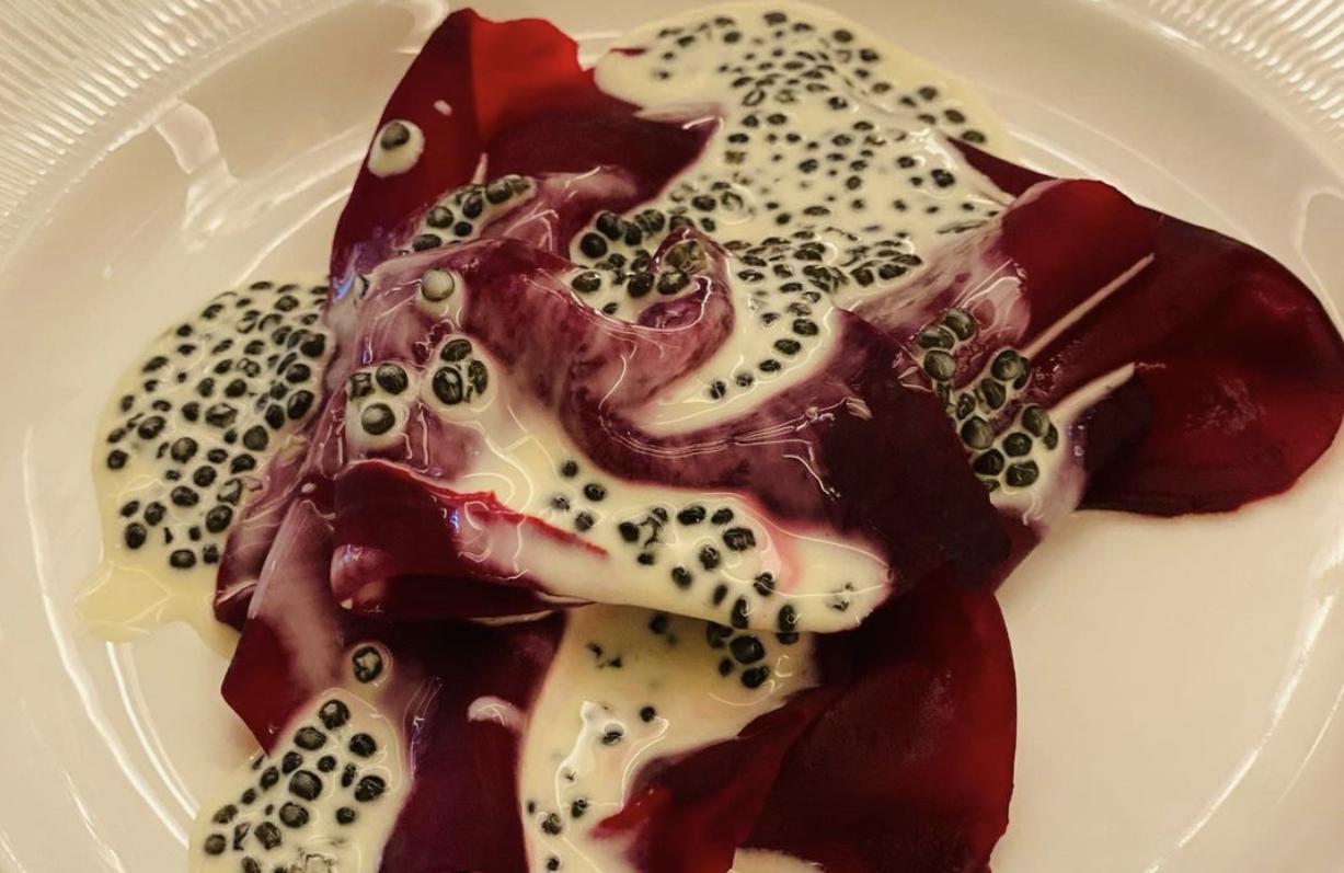 Luxus Veta Vulgaris - biet. met kaviaar en beurre blanc. Het gerecht werd gecombineerd met een 2016 Hengst Riesling.