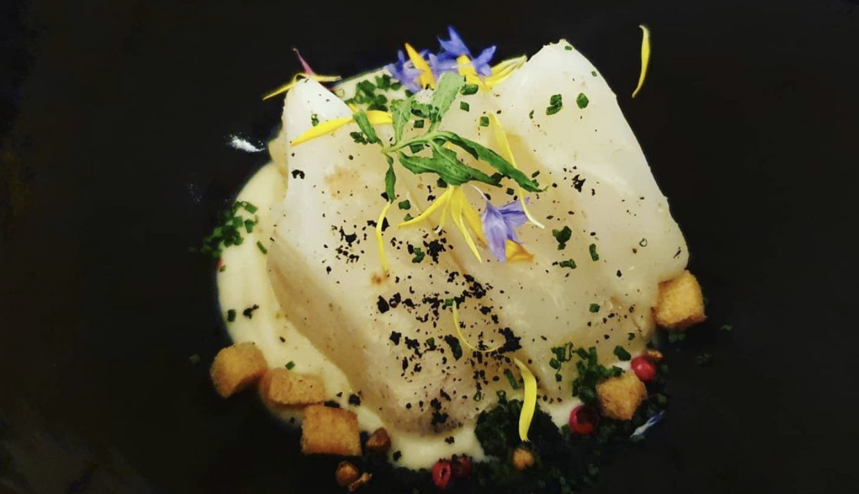 Signature van François Geurds: Black Beauty, gerecht van knolselderij, geroosterd in de josper, met een vinagrette van 43 kruiden en beurre blanc)