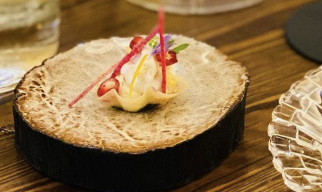 Amuse: tartelette van geitenkaas en biet.