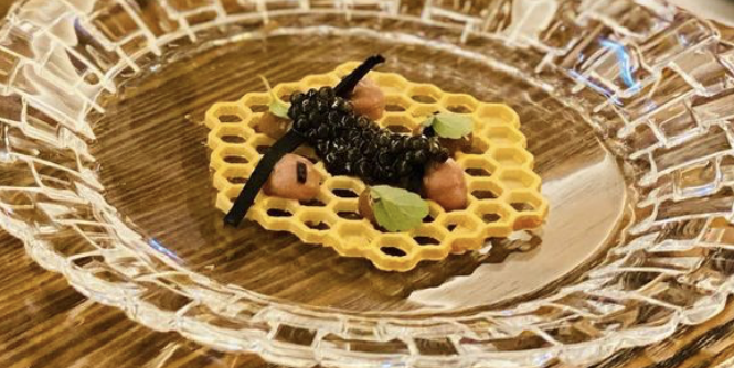 Amuse: honingraat van witte chocolade met kaviaar en truffel.