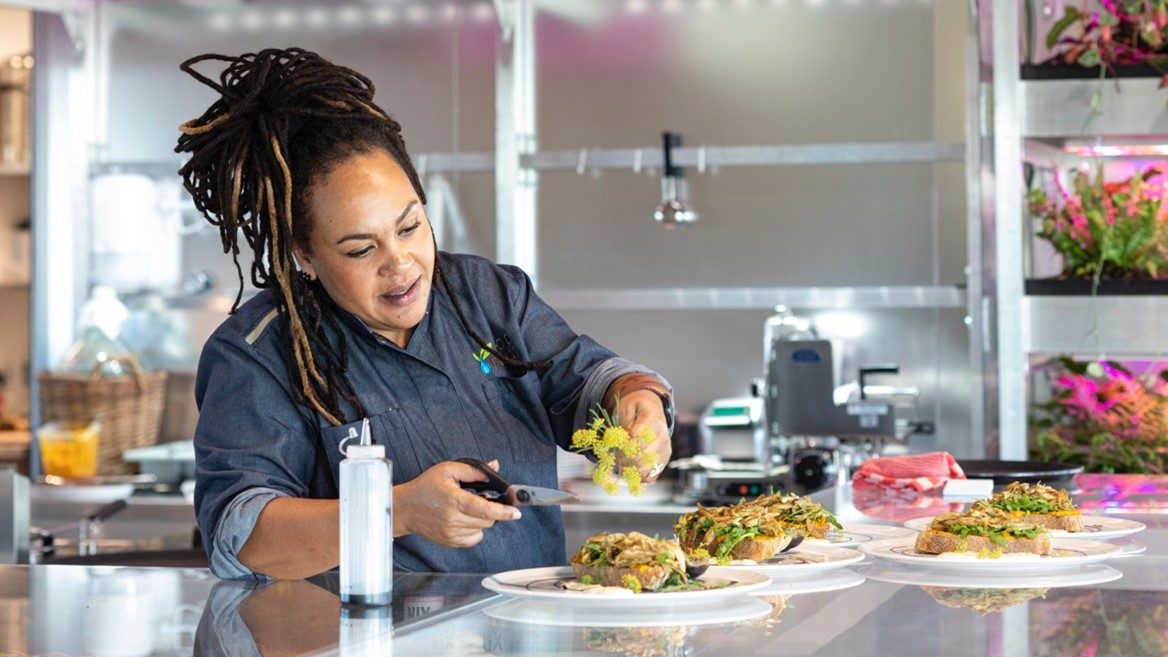 Chef-kok Sharon de Miranda kookt als eerste in Nederland volgens het 'Menu van de Toekomst'