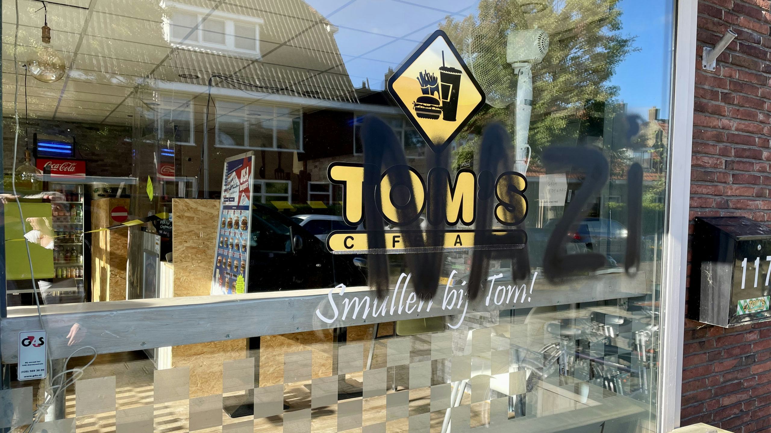Tom's Cafetaria in Leeuwarden beklad: 'Aanleiding is verplichte QR-scan'