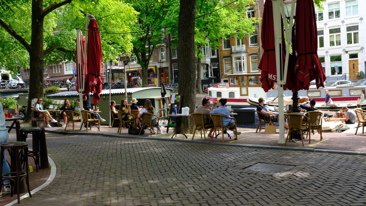 Verruimde terrassen in steden mogen voorlopig blijven staan