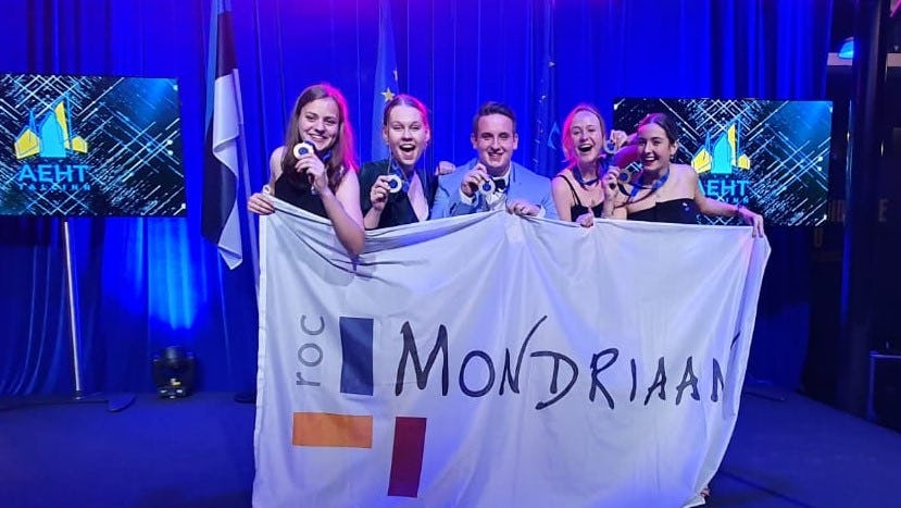 De vijf medaillewinnaars van ROC Mondriaan - foto: Romeo Talakua