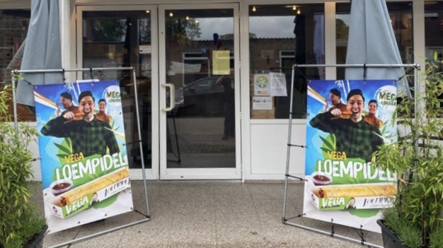 Youtuber met miljoenen volgers achter bakwand cafetaria De Pieper