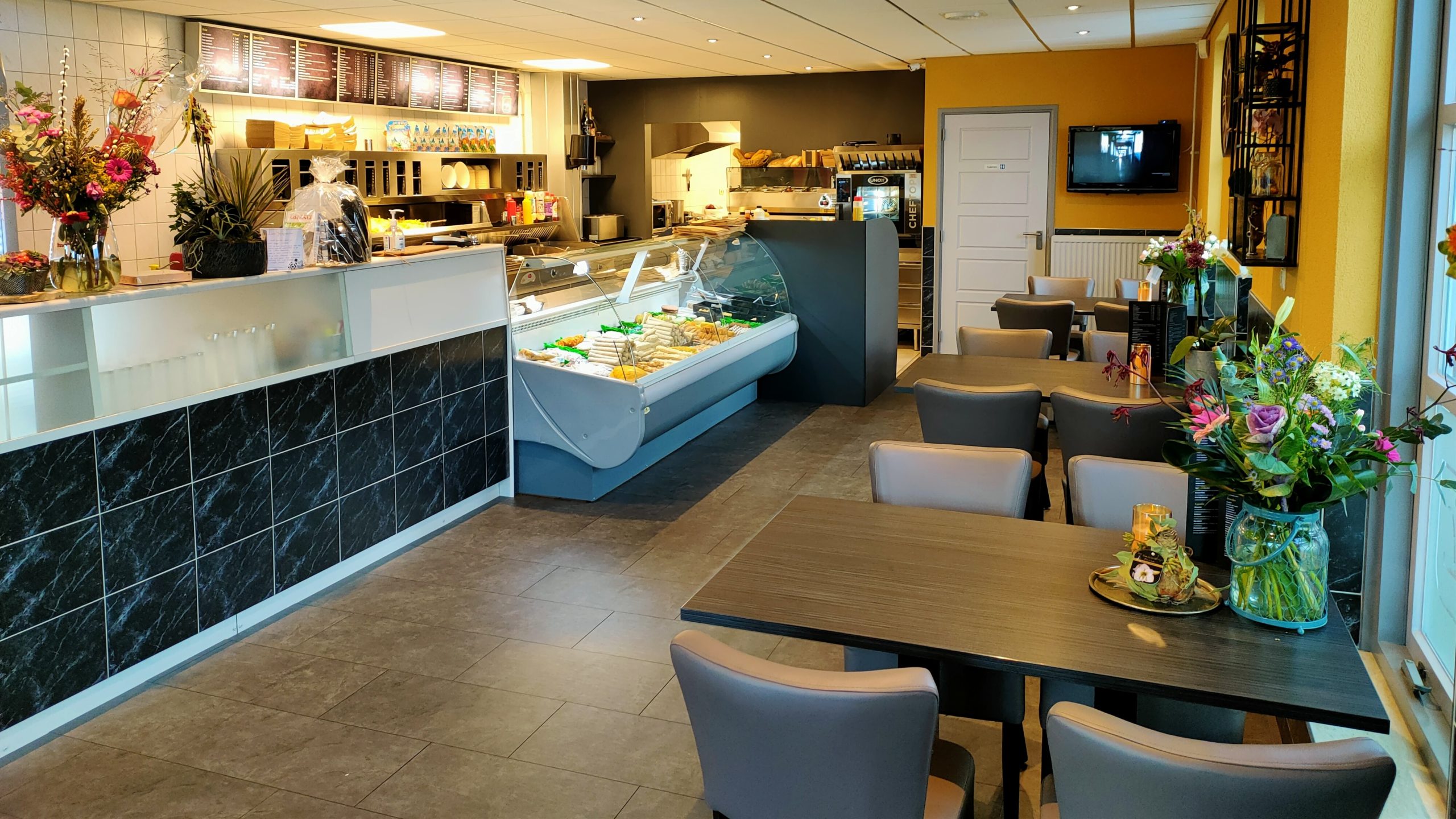 Na ouders en broers opent ook Jacqueline Loeffen eigen cafetaria