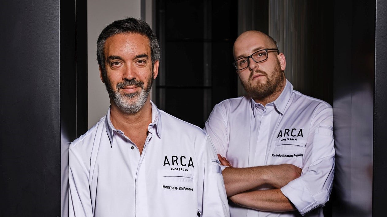 Team Arca Amsterdam: concept chef Henrique sa Pessoa (links) en head chef Ricardo Bastos Pereira (rechts)
