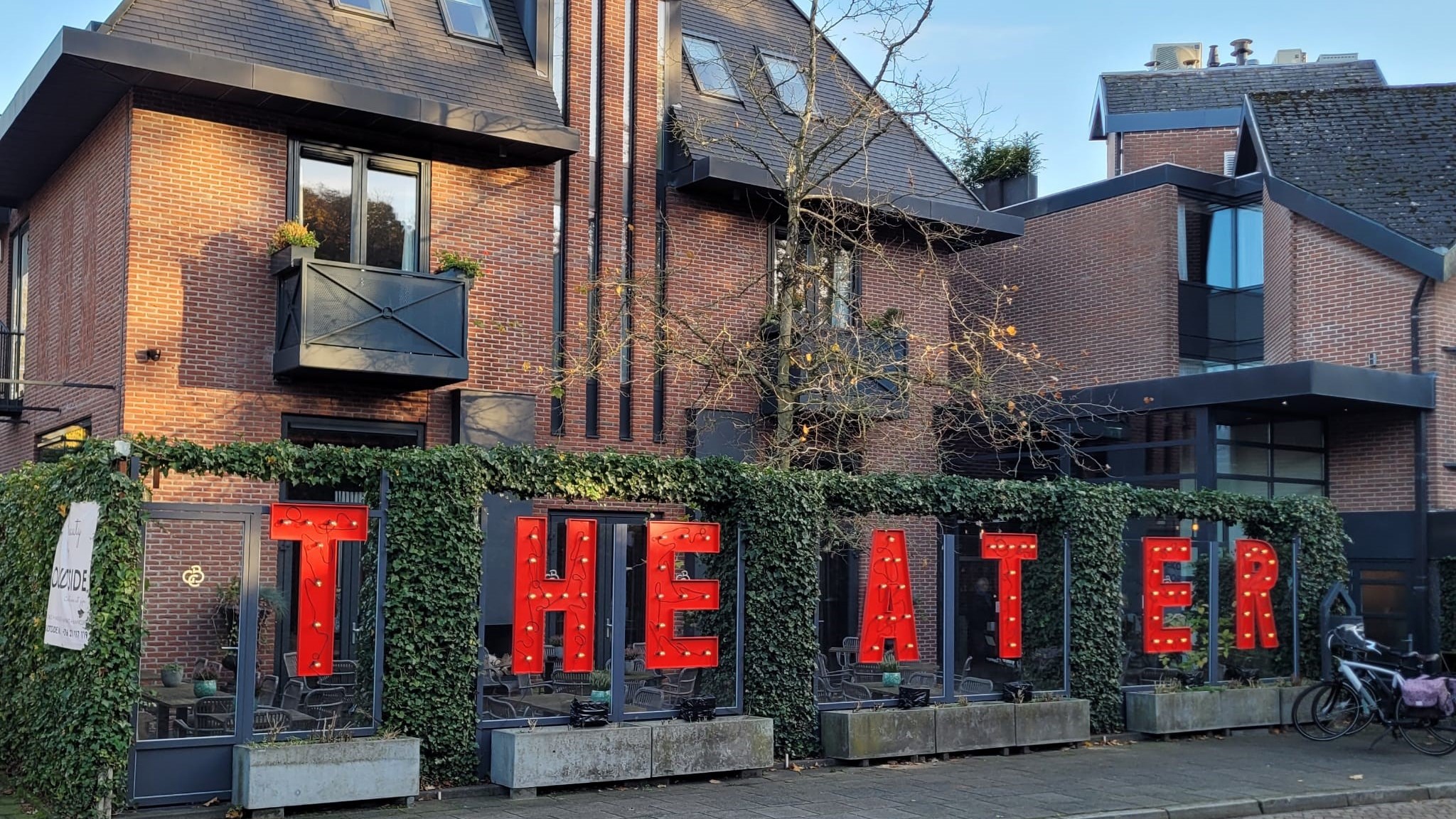 Merlet moet per direct stoppen met theater