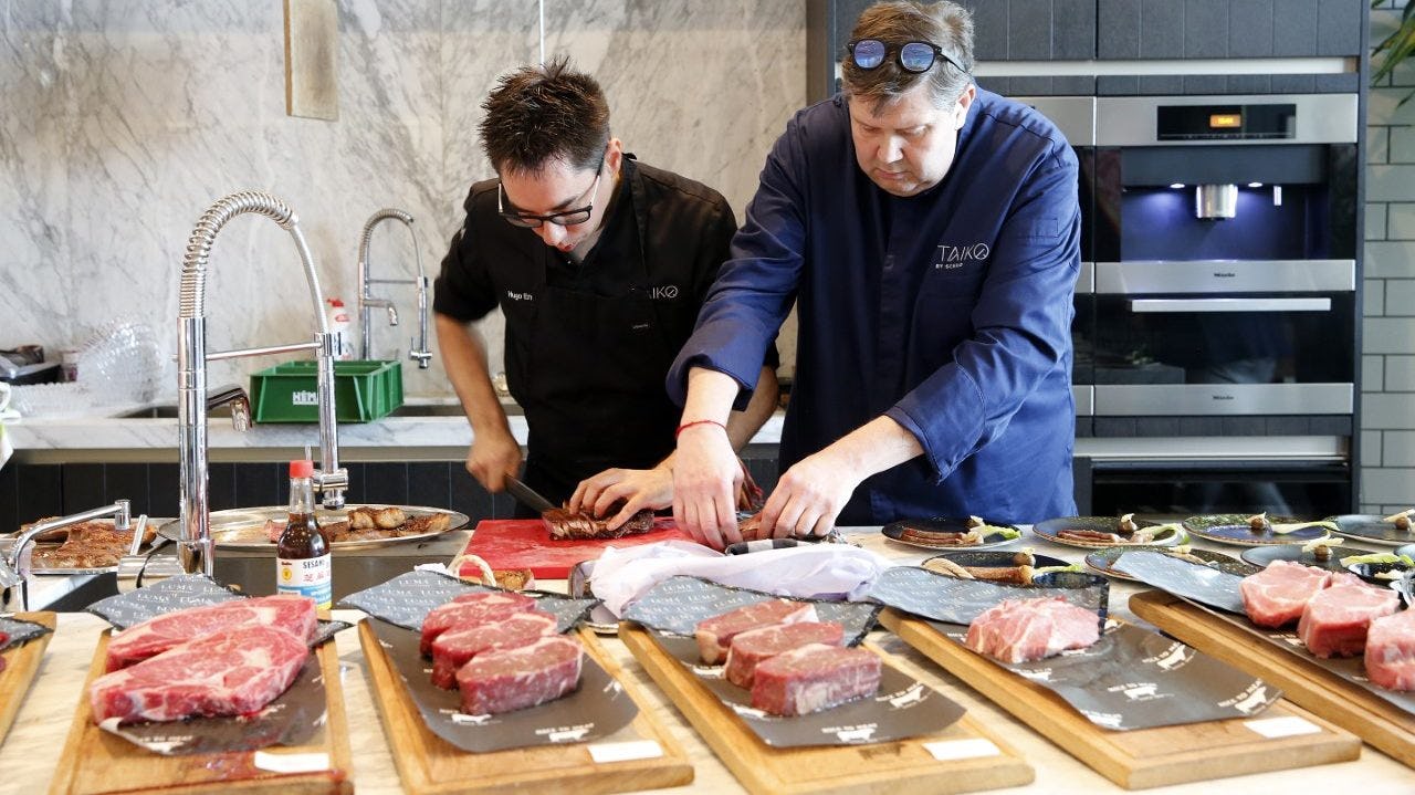 Chef-kok Schilo van Coevorden en collega bereiden Luma vlees.