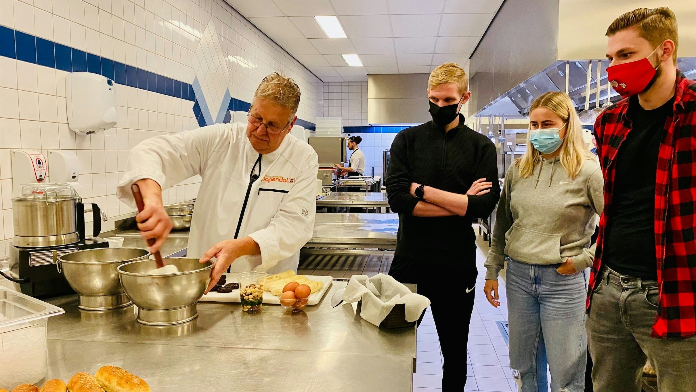 Studenten in de keuken van Papendal.