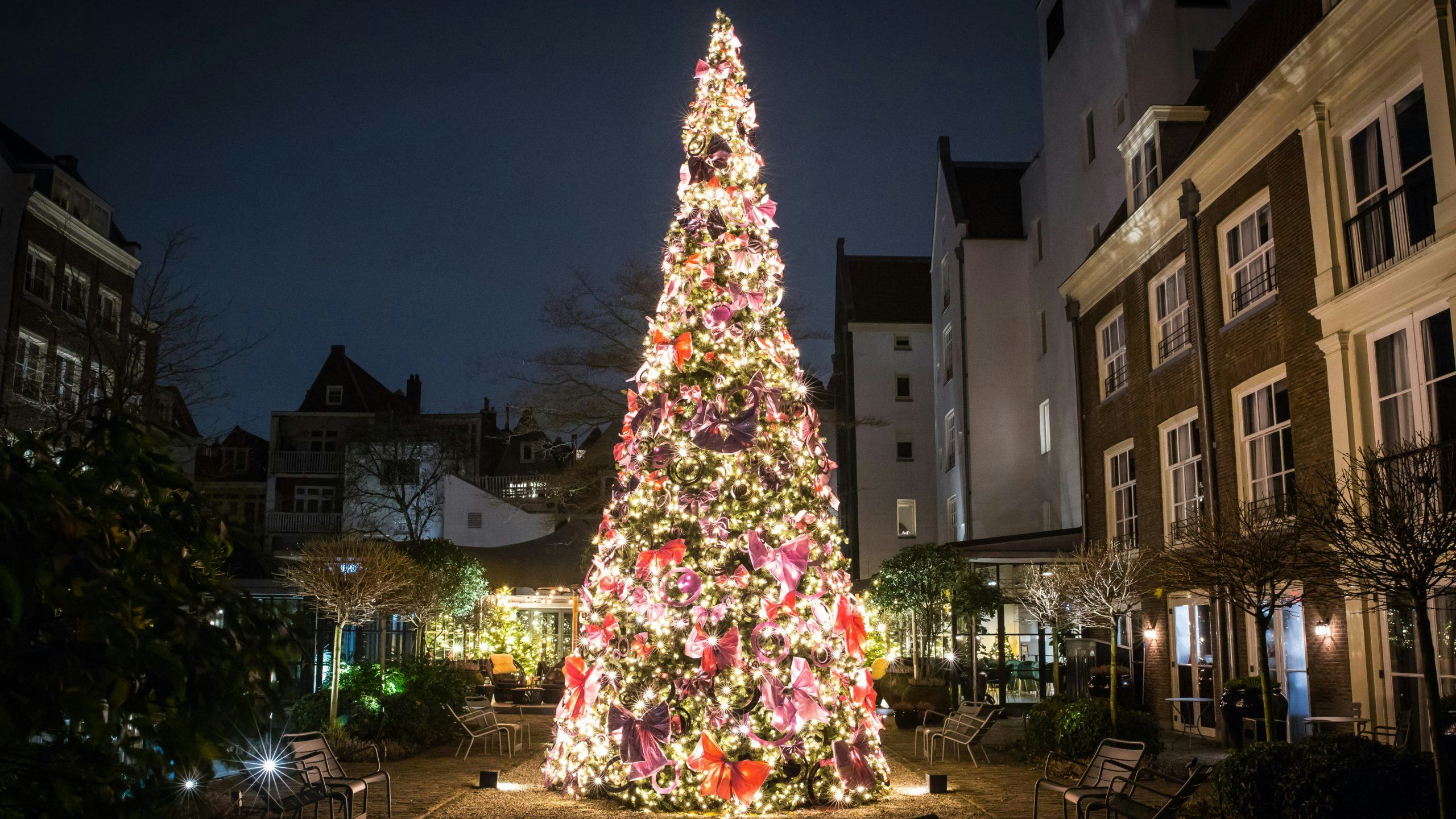 Pulitzer Amsterdam plaatst couture-kerstboom van modeontwerper Claes Iversen