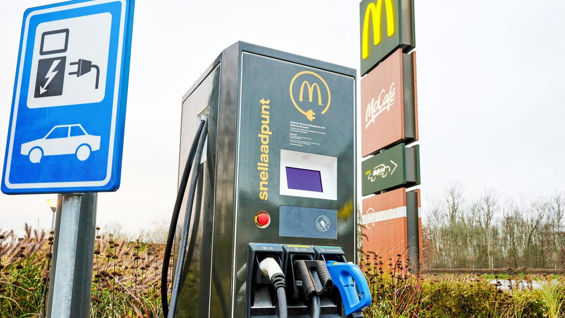 McDonald's plaatst 100e snellaadpunt in Nederland