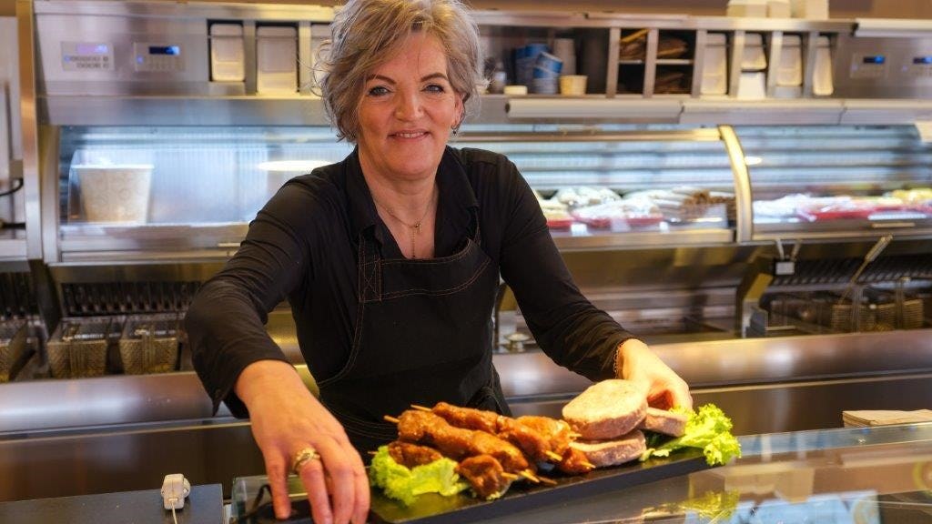 Monique Schiphorst van Cafetaria Koedijk: 'Werken met lokale producten biedt veel kansen, die cafetaria’s vaak nog niet volledig benutten.'
