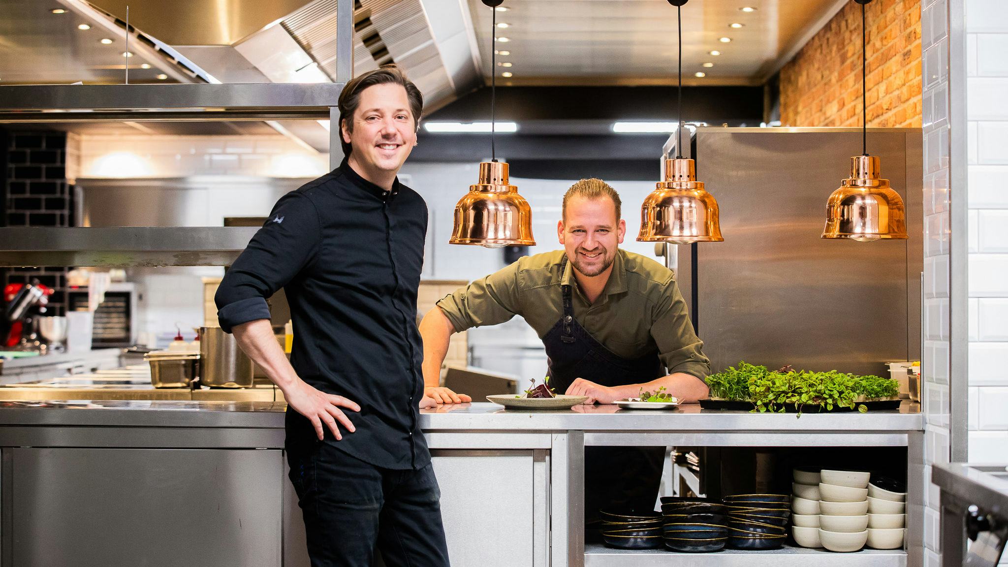 Niven Kunz en Frank-Bregman in de keuken van Locals.