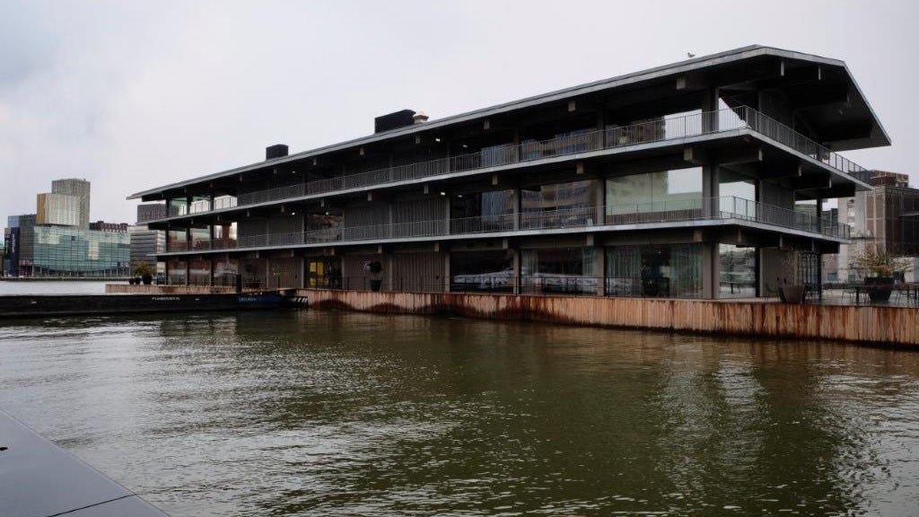 Restaurant Putaine: drijvende hotspot in de Rijnhaven