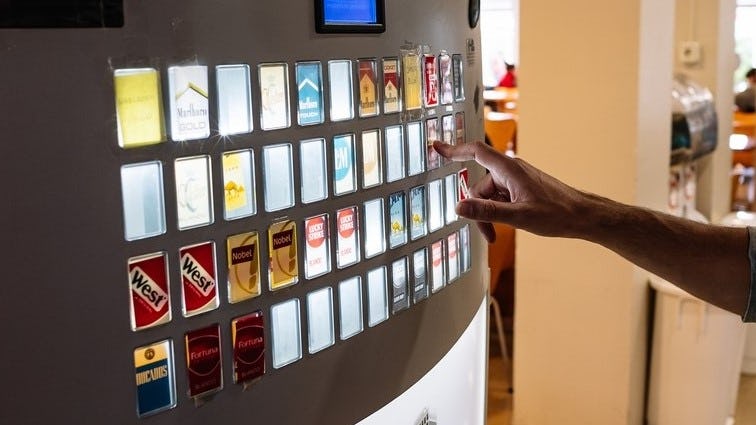 Een automaat waarbij de afbeeldingen van pakjes nog zichtbaar mochten zijn.