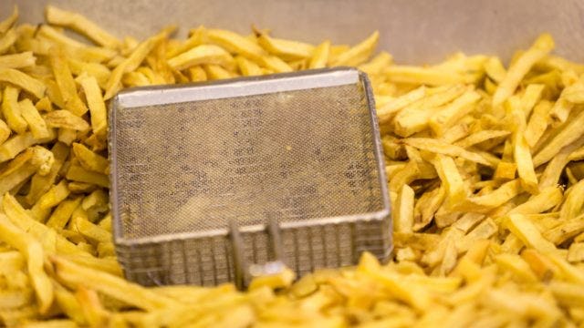 Cafetaria-eigenaren delen in Polen friet uit aan vluchtelingen