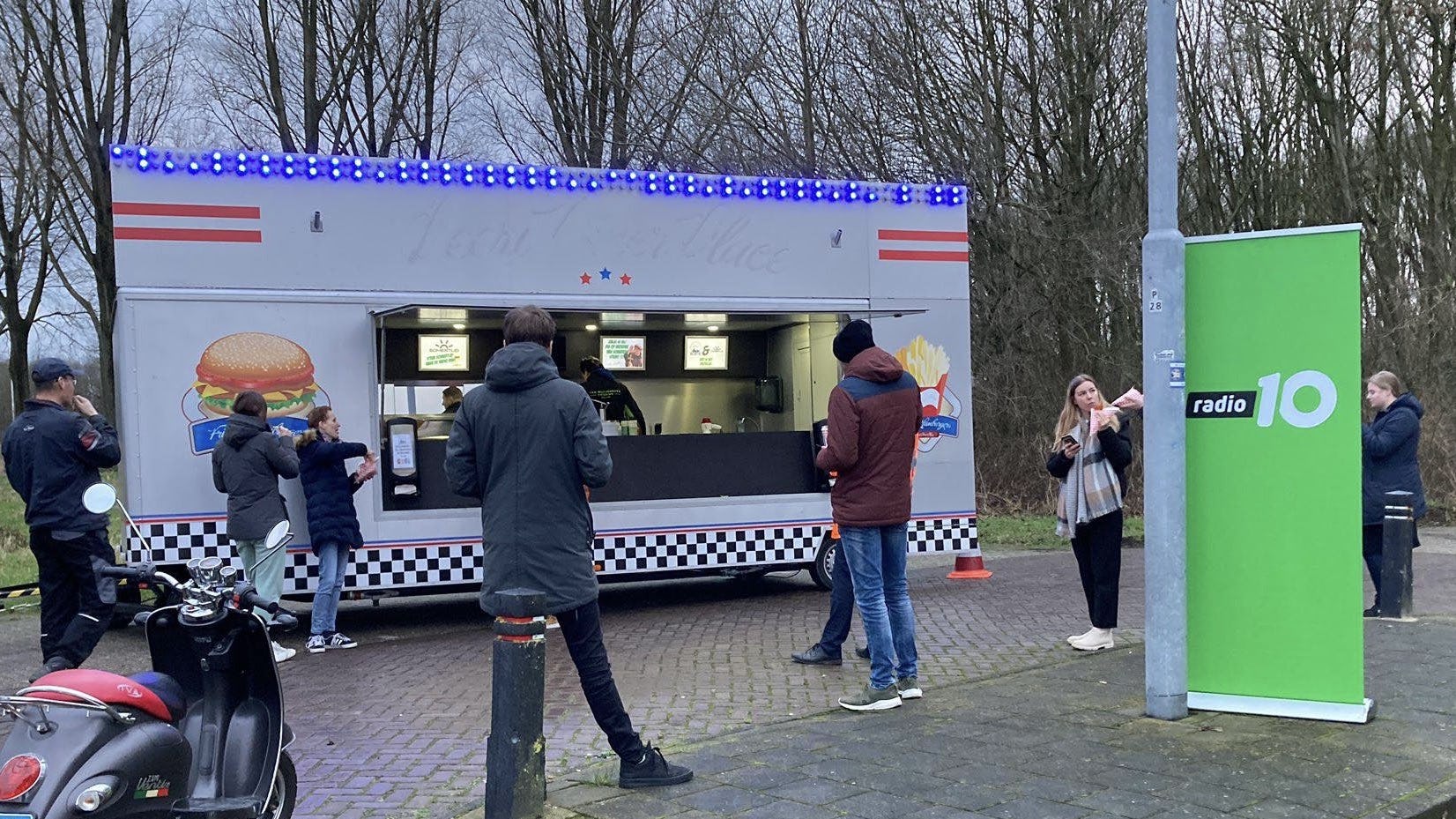 Radio 10-dj stuurt cafetaria-eigenaar op pad in strijd om prestigieuze prijs