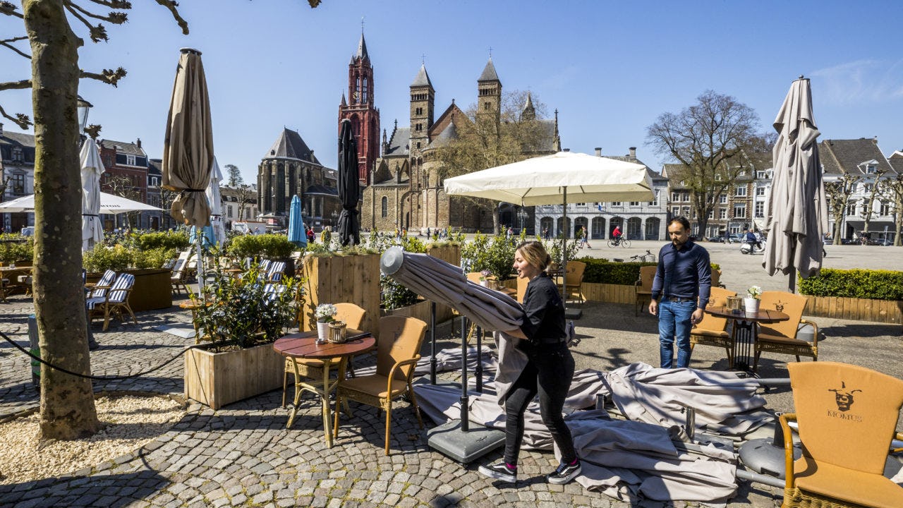 Horecapersoneel geniet op gezellig drukke terrassen in Roermond